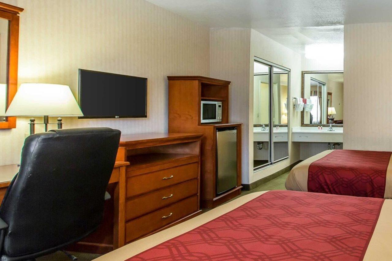 Econo Lodge Inn & Suites Riverside - Corona Exteriör bild
