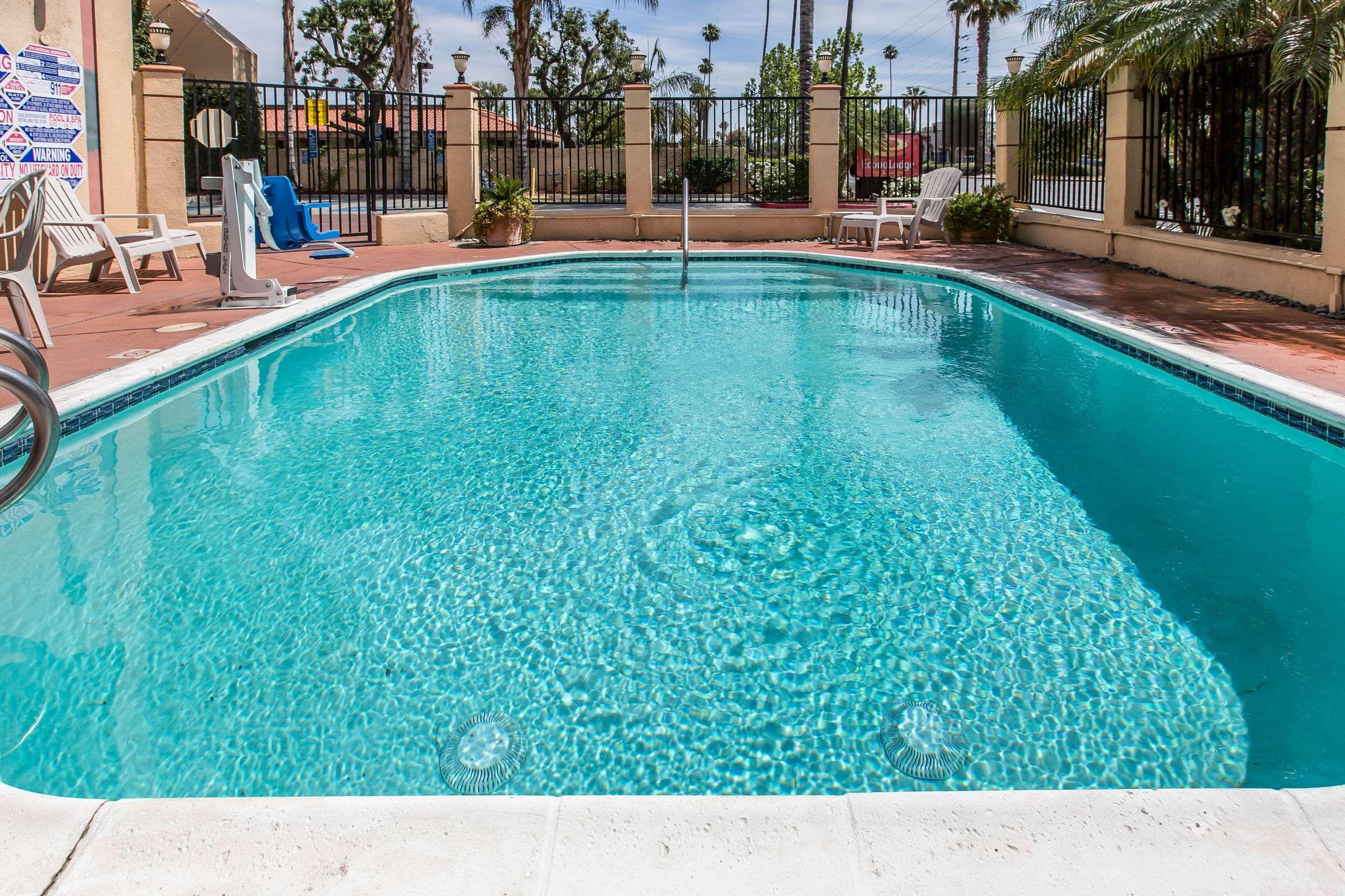 Econo Lodge Inn & Suites Riverside - Corona Exteriör bild